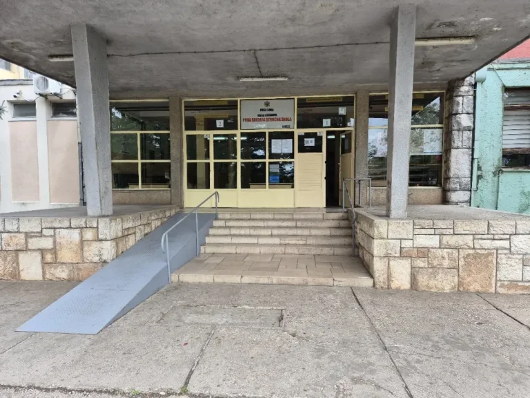 ju prva srednja strucna skola niksic ulaz u skolu