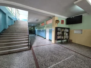 ju prva srednja strucna skola niksic ulaz u skolu hol